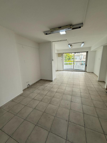 Oficina En Venta Con Balcón , Zona Centro