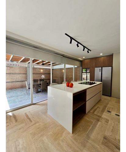 Apartamento En Alquiler 250 M2.- Urb. La Castellana