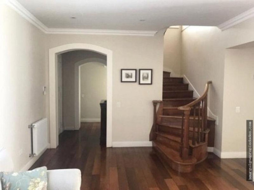 Importante Chalet De Estilo En El Corazón Del Barrio Los Troncos.
