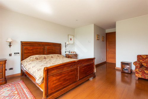 Casa En Arriendo De 5 Dorm. En Las Condes