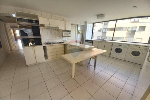 Amplios Espacios Para Remodelar !!!