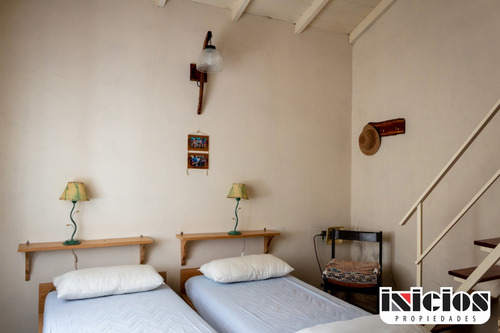 Chalet: Castelli N° 665, E/ Ramos Mejía Y Sacconi. Mar De Ajó - C725