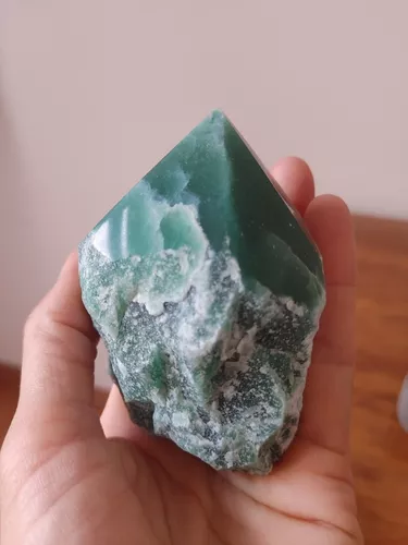 Piedra de Cuarzo Verde natural pulida en punta mediana