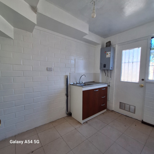 Se Vende Cómoda Casa 2 Pisos/3d/1b/ Amplio Patio Y 3 Est.