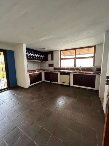 Imagen 3 de 16 de Amr Vende Espaciosa Y Bella Casa En La Urb. Merida