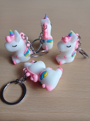 Imagen 1 de 4 de Llaveros De Silicón Mickey Minnie Stich Unicornio Dinosaurio