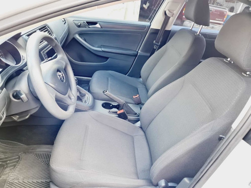 Imagen 8 de 15 de Volkswagen Jetta 2017 2.5 Comfortline Mt