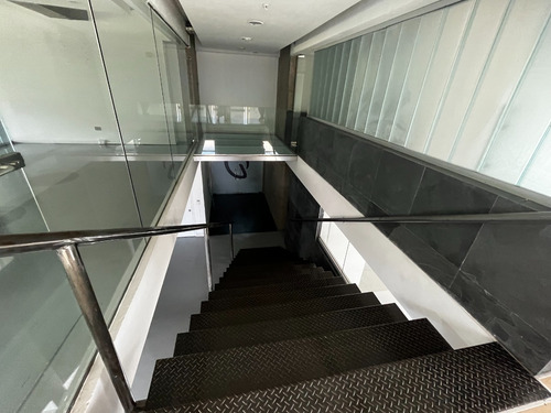 Lindo Local De 462 M2 Con Gran Acceso Desde La Calle