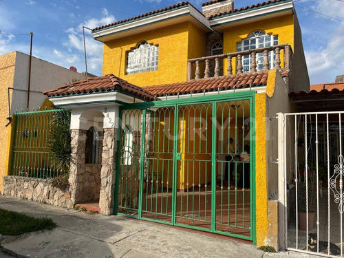Casa  En Venta  En Jardines Del Sur, Guadalajara
