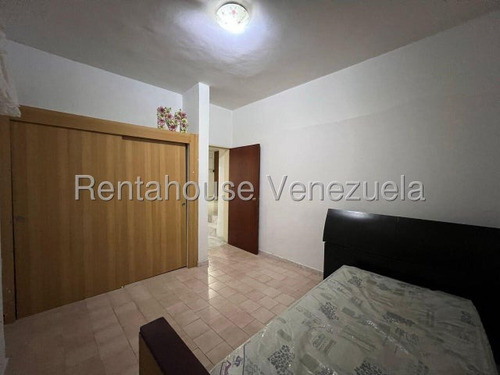 Casa En Venta Urb. Piñonal #25-17208 Rm