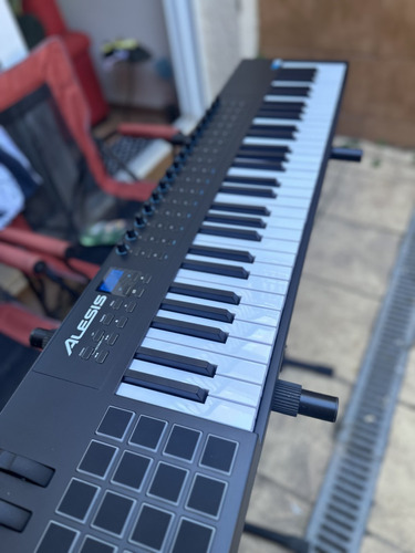  Alesis Vi49/16 Pads- Teclado Con Soporte De Piano