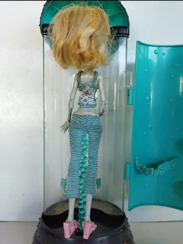 Monster High Lagoona Blue Dead Tired Doll & Hydration Cama (Usado)