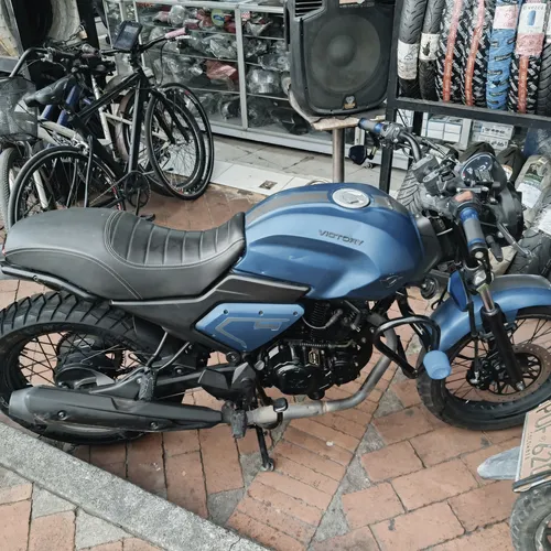 Víctory Bomper 150 De Color Azul Mate Modelo 2023