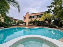 Comprar Maritza Lucena Vende Espectacular Quinta, Al Este De Barquisimeto, Amplios Espacios, Vista Panorámica, Hermoso Patio, Piscina, Lista Para Disfrute Familiar. Jacuzzi, Tanque Subterráneo,  Cocina.