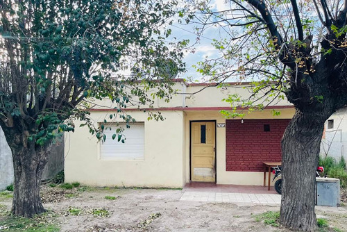 Casa De 4 Ambientes En Barrio Loreto. Jauregui