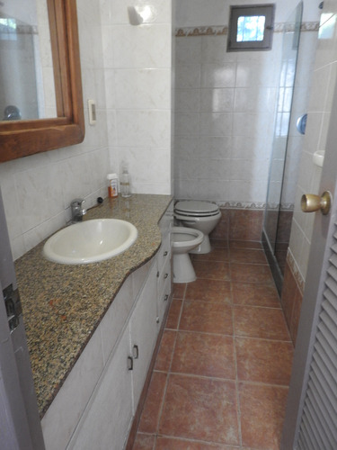 A Metros De La Playa Casa De Excelente Construcción En 1170 M2 De Terreno