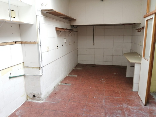 Alquiler Amplio Local Comercial Por Sarandí Ciudad Vieja
