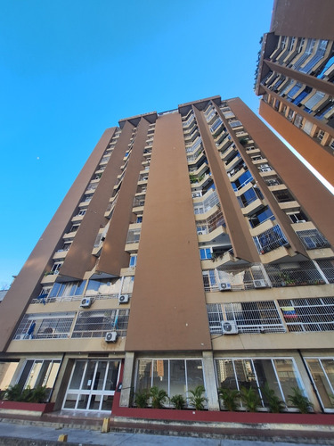 Alquilo Bello Apartamento. Colinas De Bello Monte. Centro Polo. Amoblado. Puesto Techado. No Falta El Agua.