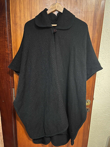 Ruana O Poncho Negro De Lana, Con Cuello Y Botón