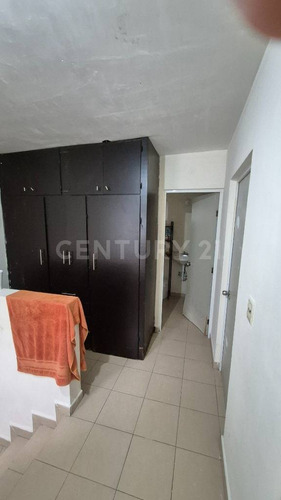 Casa En Venta En Col. Fuentes De Santa Lucia En Apodaca