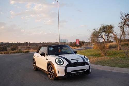 Mini Cooper Convertible 1.5 Iconic At