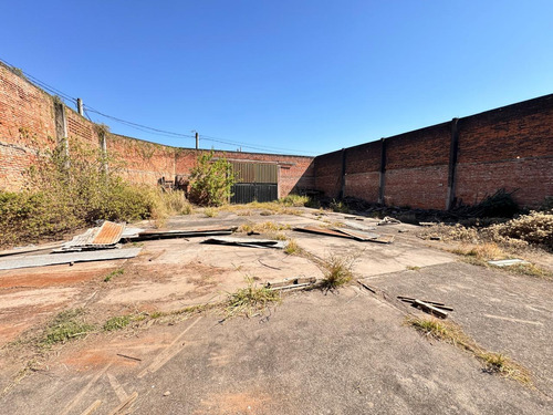Galpón De 750 M2 + Terreno Con Contrapiso De 607 M2 En Venta, Av. Jujuy Al 1700, Smt