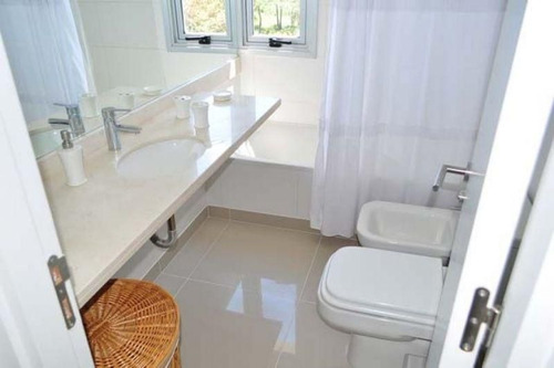 Apartamento En Venta De 2 Dormitorios En Playa Brava