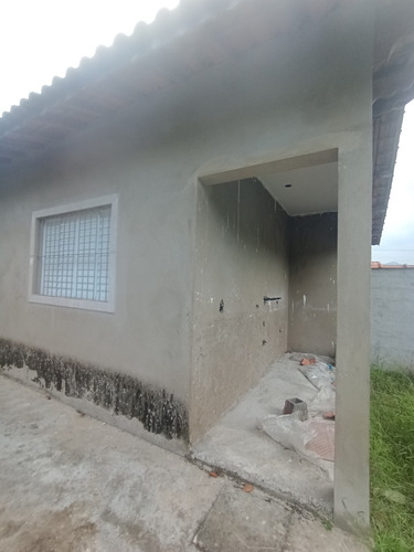 Casa 2 Dormitórios Em Bairro Residencial, Próximo A Comércios, Escolas, Transportes E Muito Mais!