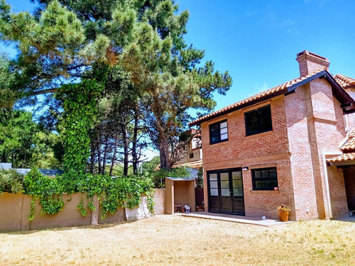 Imagen 4 de 14 de Excelente Casa 4 Ambientes Con Piscina En Barrio Residencial