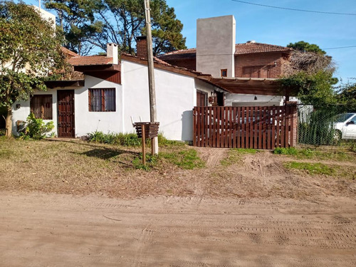 Casa En Venta - 4 Dormitorios 2 Baños - Cochera - 182mts2 - Villa Gesell