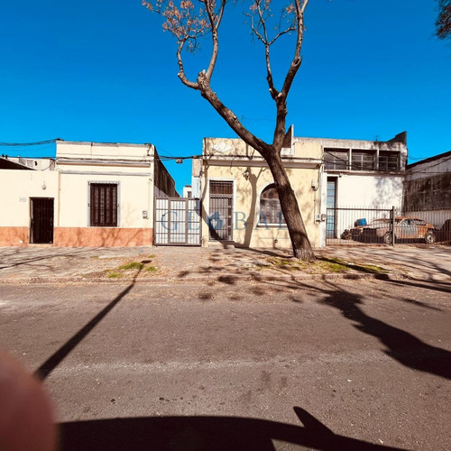 Imagen 2 de 13 de En Venta Apartamento A Reciclar Y Con Renta En Preciosa Zona De La Blanqueada!