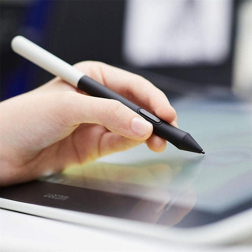 Imagen 2 de 5 de Lapiz Wacom Cp91300b2z Dtc133 + 5 Punta Repuesto Ack24501z