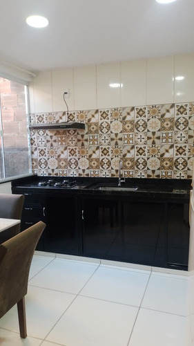 Ela Tem: Garagem Salão E Área Comum Bem Grande. 1 Kitnete