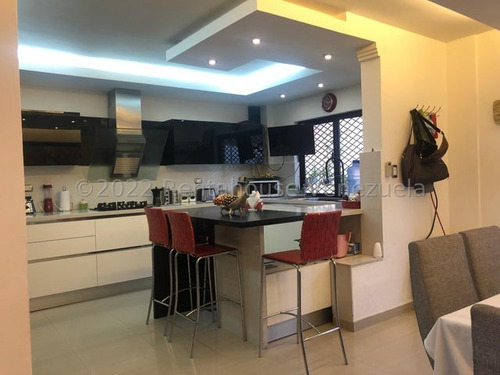 Hermosa Y Bella Casa De Niveles Con Detalles En Escayola, Estilo Moderno Con Cocina , Con Tope De Siliestone , Baños Modernos ,ubicada En Zona Tranquila, Conjunto Exclusivo Y Entablillado Con Patio, Z