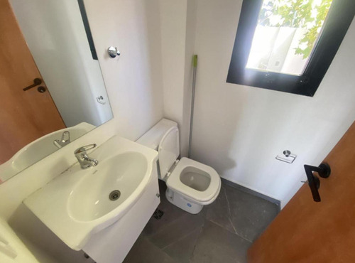 Casa En Venta - 2 Dormitorios 2 Baños - Cochera - 280mts2 - Manuel B. Gonnet