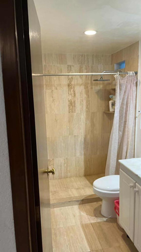 Vendo Casa Paseos De Churubusco. Parque Tezontle, Plaza Oriente A 400 Mts. Central De Abastos , Metrobus Rio Teolutla A 50 Mts., Central De Abastos., Foro Sol. A 5 Minutos. Aeropuerto A 10 Min.