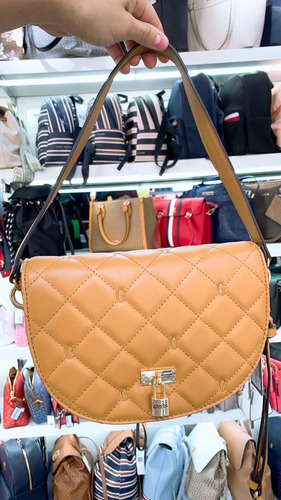 Bolso Cross Guess Mod. Vg915921 Color Camel Diseño Acolchado