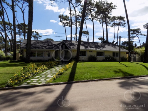 Imagen 14 de 19 de Casa De 4 Dormitorios Y Piscina Climatizada En Punta Del Este, Playa Mansa.