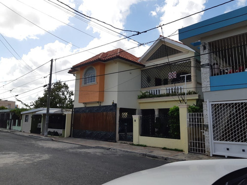 Hermosa Y Amplia Casa En Quisqueya La Romana