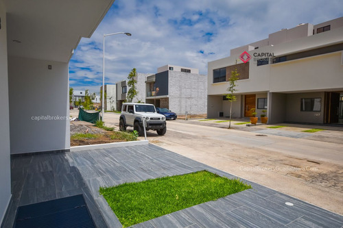 Casa De Lujo Nueva En Venta En Solares Zona Real