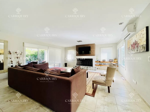 Excelente Casa De 4 Dormitorios, Piscina Climatizada Y Barbacoa En Pinares, Punta Del Este