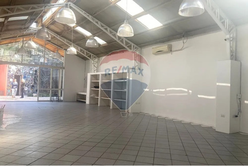 Moderna Oficina Con Planta Operativa De 300 M²