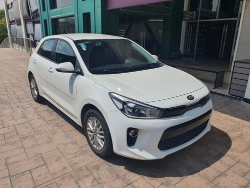 Imagen 2 de 12 de Kia New Rio Ex Hb 2018