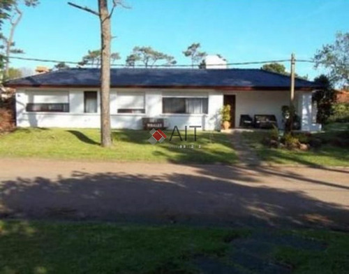 Imagen 1 de 14 de Muy Lindo Chalet Cerca De La Playa. 4 Dormitorios, Piscina Climatizada Y Mas