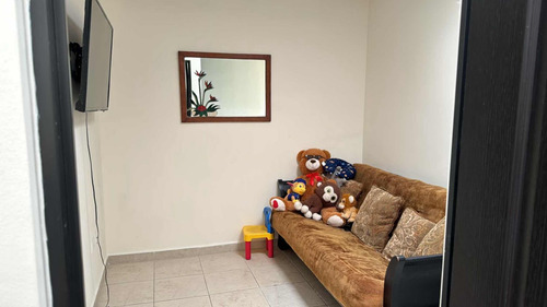 Casa De 3 Recámaras Con Clóset, 3 Baños Completos,sala De Tv