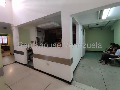 Casa En Alquiler En Zona Comercial Para Cualquier Uso Que Le Quieran Dar Antiguamente Funcionaba La Clínica Ronquillo La Casa Esta Para Ser Remodelada, Ubicada Estratégicamente