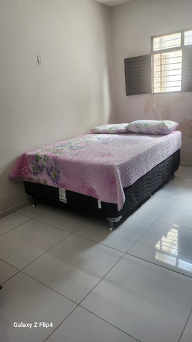 Casa Gradeada Com 5 Quartos (1 Suíte), Bem Localizada E Bem Ventilada. Reformada.