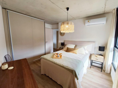 Venta Apartamento 2 Dormitorios. Piso Alto Sobre Av. Libertador. Balcón Soleado
