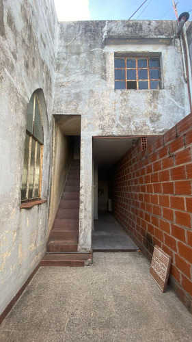 Salon Al Frente Entrada Independiente Con Vivienda (sin Expensas)
