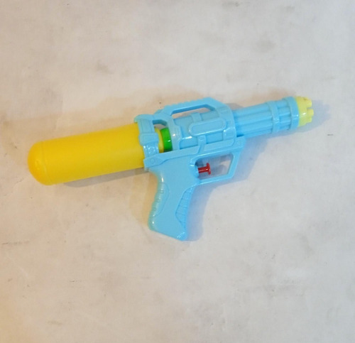 Pistola De Agua - Chica Con Mini Bomba - 25 X 12 Cm